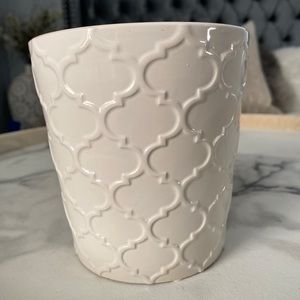 White ceramic pot